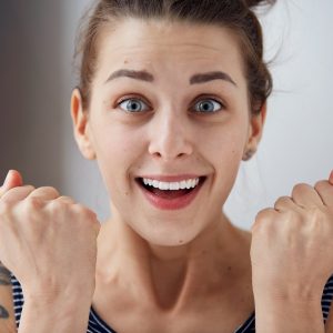 ۱۰ روش قطعی و سریع از بین بردن خط خنده یا خط لبخند