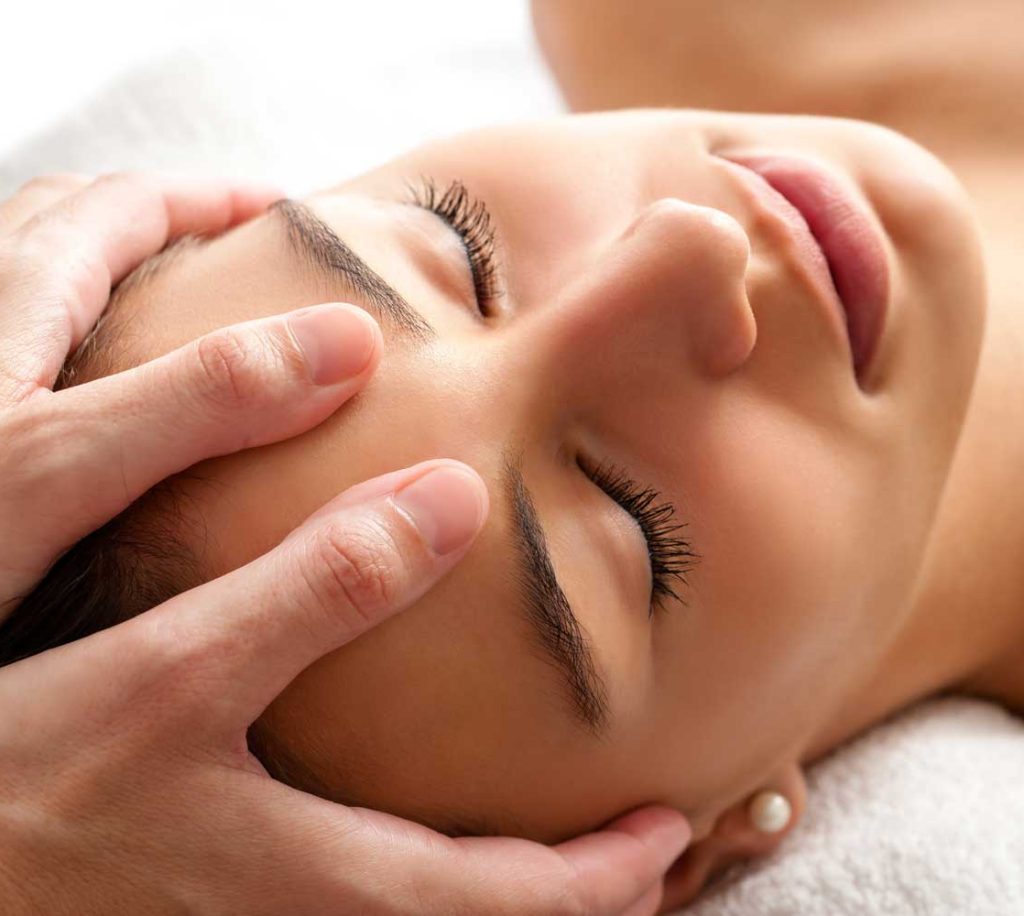 فواید استفاده از ماساژور دستی صورت برای جوانسازی و رفع چین و چروک